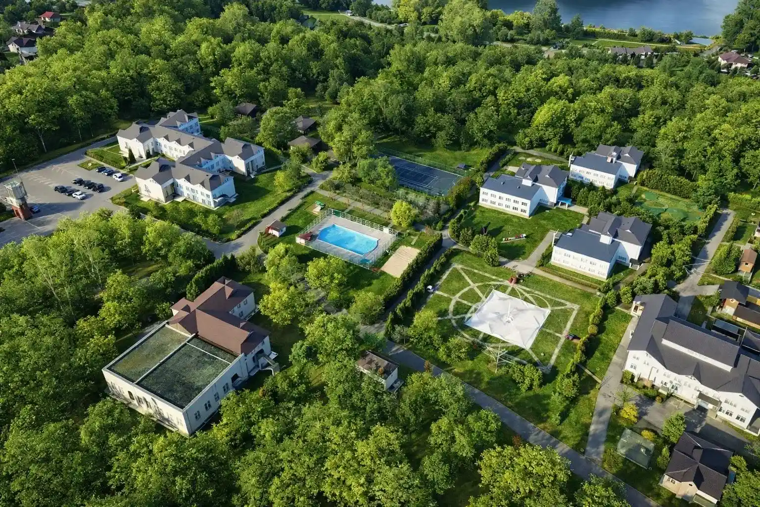 Вид сверху на загородный парк-отель «Фореста»